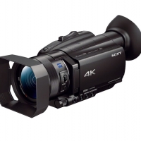 Sony FDR-AX700 con cappuccio oculare