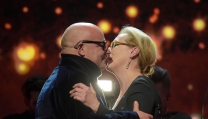 Gianfranco Rosi vince l'Orso d'oro e bacia Meryl Streep