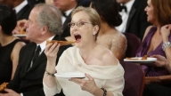 Meryl Streep si mangia una pizza agli ultimi Oscar