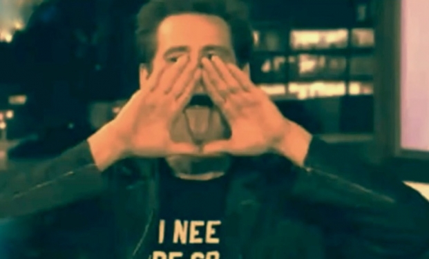Jim Carrey mima il simbolo degli illuminati durante il Jimmy Kimmel Show