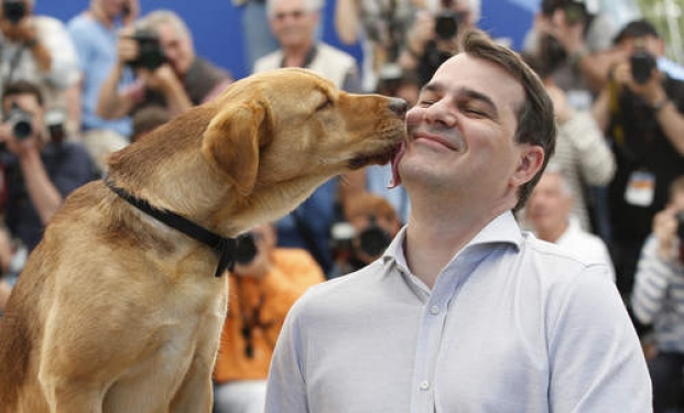 Kornel Mundruczo con un cane protagonista di White God