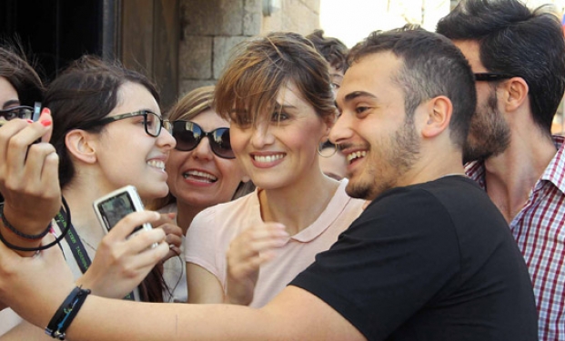 Paola Cortellesi circondata dai fan a Taormina