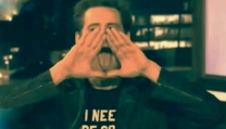 Jim Carrey mima il simbolo degli illuminati durante il Jimmy Kimmel Show