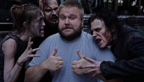 Robert Kirkman circondato da "zombie"