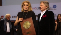 Catherine Deneuve riceve il premio alla carriera da Roman Polanski