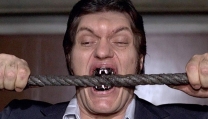 Richard Kiel nel ruolo di Squalo