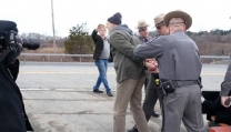 James Cromwell nel momento in cui è stato arrestato