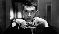 Un giovanissimo Stanley Kubrick con la sua macchina fotografica