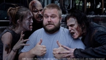 Robert Kirkman con i suoi amati zombie