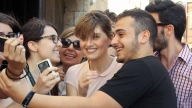 Paola Cortellesi circondata dai fan a Taormina