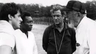 John Huston con Pelé e Michael Caine