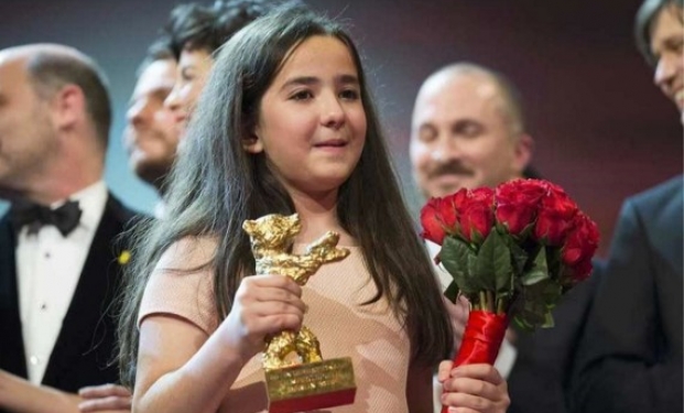 Hana Saeidi riceve l'Orso d'oro