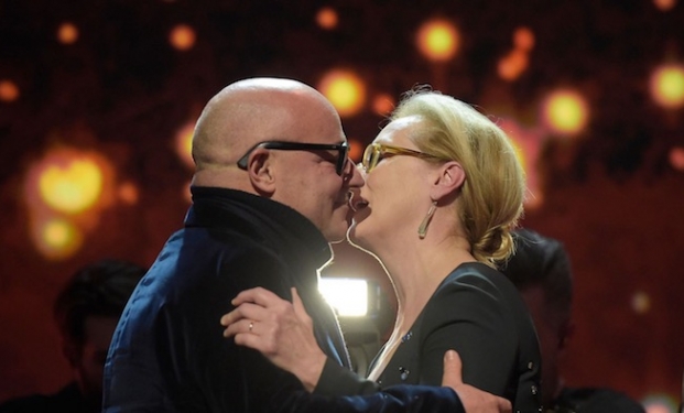 Gianfranco Rosi vince l'Orso d'oro e bacia Meryl Streep