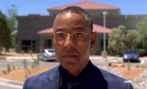 Giancarlo Esposito è Gustavo Fring, nella terza stagione di "Better Call Saul"(Usa 2017), di Vince Gilligan e Peter Gould