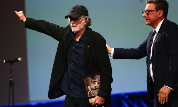 Tomas Milian riceve il premio da Sergio Castellitto