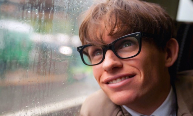 Eddie Redmayne interpreta Stephen Hawking in "La teoria del tutto"