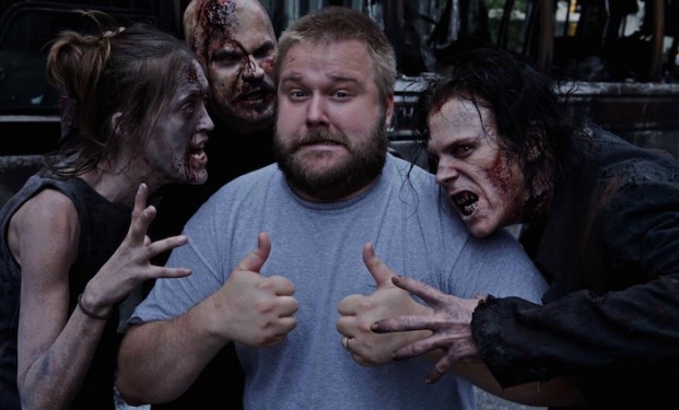 Robert Kirkman circondato da "zombie"