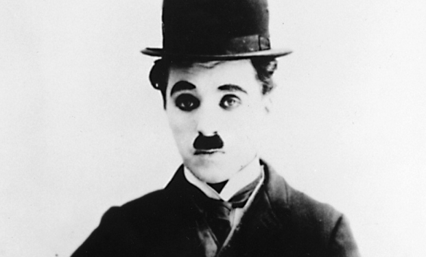 Charlie Chaplin nei panni di Charlot