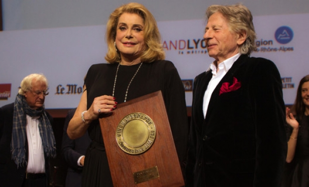 Catherine Deneuve riceve il premio alla carriera da Roman Polanski