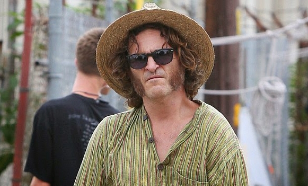 Joaquin Phoenix in Inherent Vice di P.T Anderson