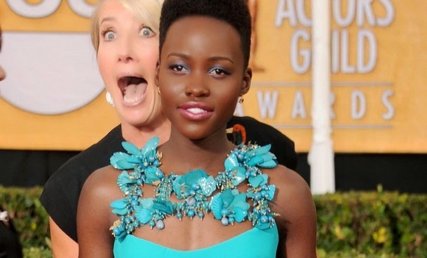 Lupita Nyong'o Photobombata da Emma Thompson