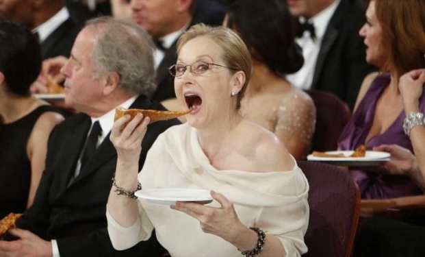 Meryl Streep si mangia una pizza agli ultimi Oscar