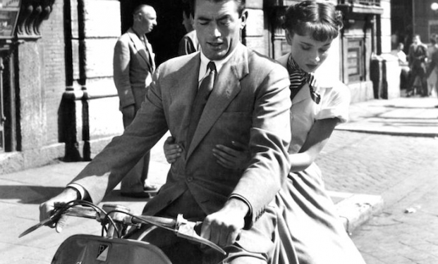Audrey Hepburn, Gregory Peck e la "fuga in vespa"