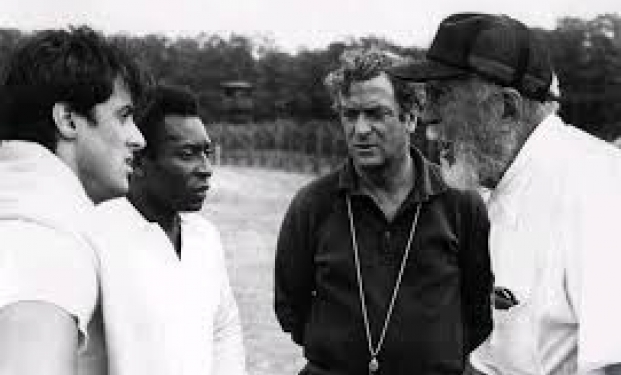 John Huston con Pelé e Michael Caine