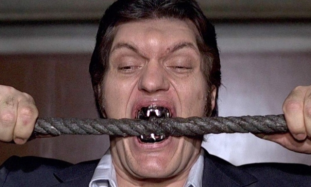 Richard Kiel nel ruolo di Squalo