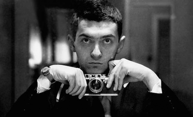 Un giovanissimo Stanley Kubrick con la sua macchina fotografica